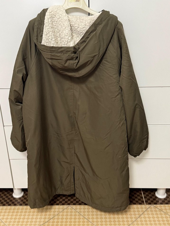 Düğmeli Kapüşonlu Uzun Haki Yağmurluk tarzı mont - Görsel 2