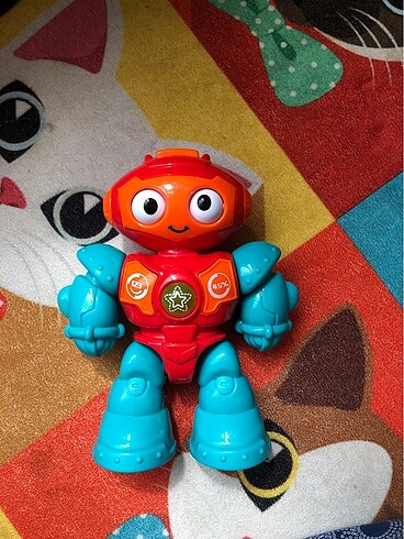 Robot ses çıkarıyor ışıkları yanıyor