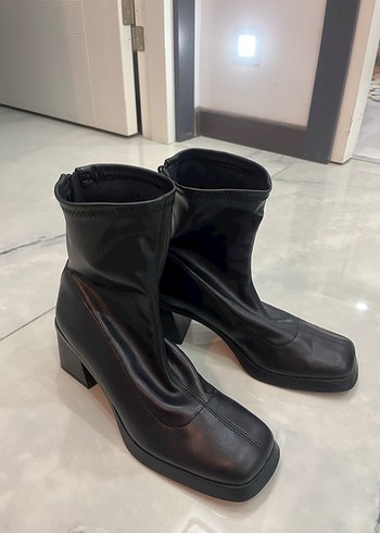 Siyah Deri Kadın Topuklu Bot