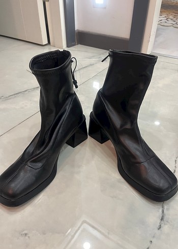 Zara Siyah Deri Kadın Topuklu Bot