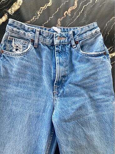 Zara model etiketi kesik jean