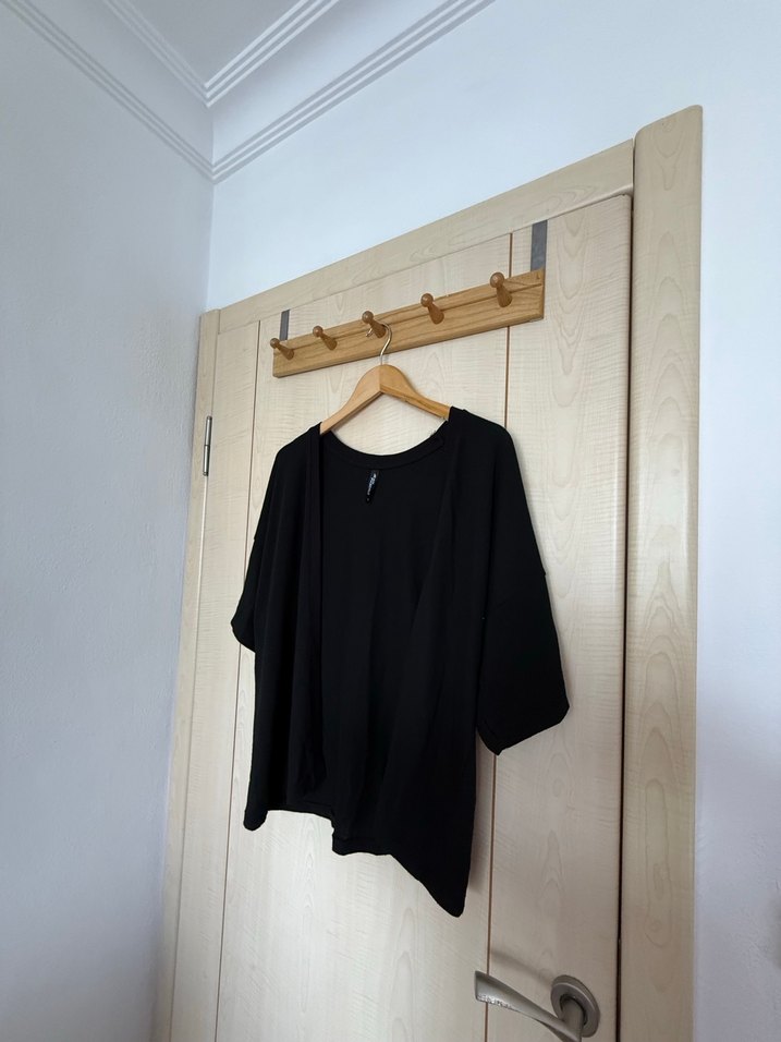 Siyah Kısa Kollu Hırka - Görsel 2