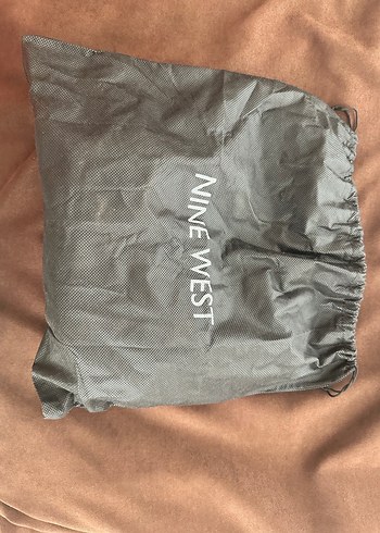 Nine West Nine West Bej Yılan Desenli Zincir Detaylı Kadın Çanta
