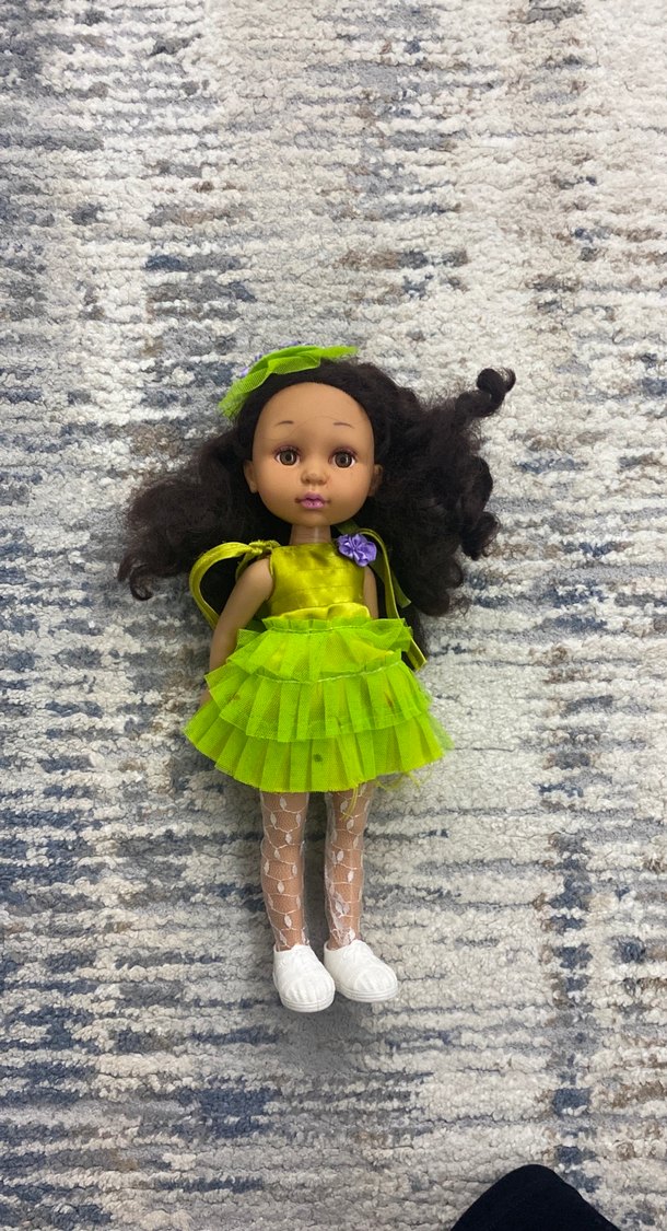 Yeşil Elbiseli Renkli Bebek - Görsel 3