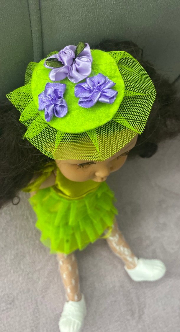 Yeşil Elbiseli Renkli Bebek - Görsel 2