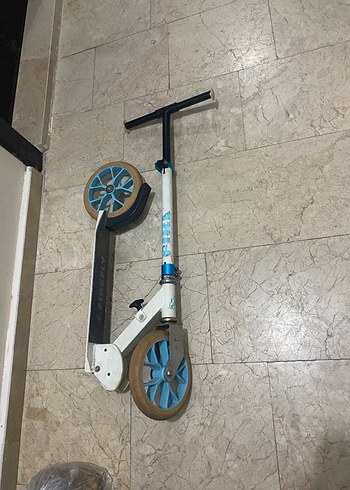 Mavi ve Gri Scooterı