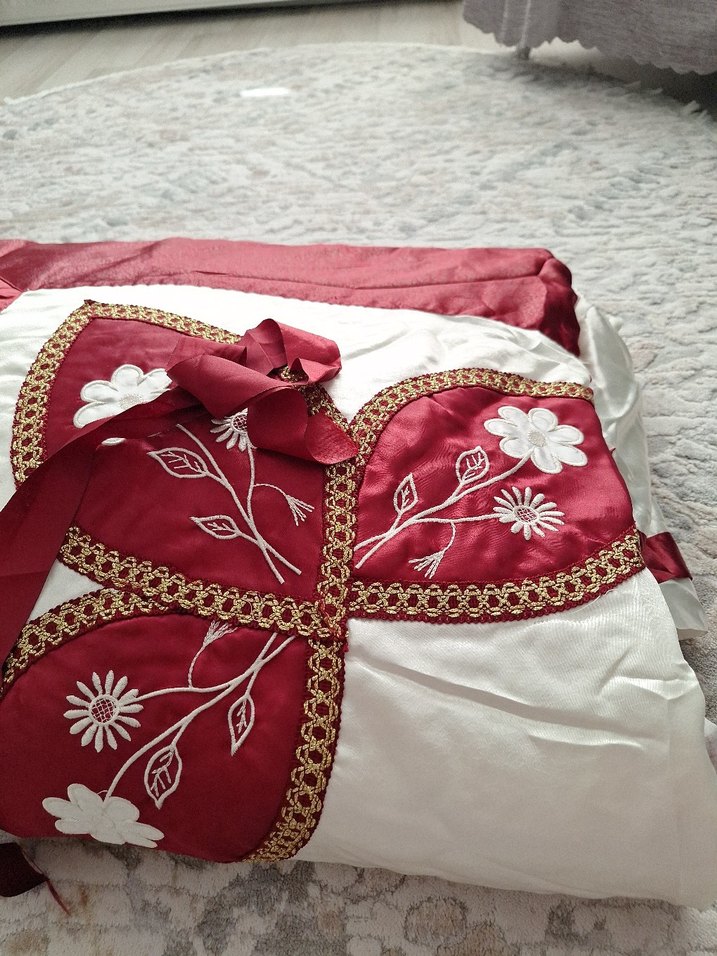 Bordo İşlemeli Parlak Yatak Örtüsü örtü 2 kırlent - Görsel 5