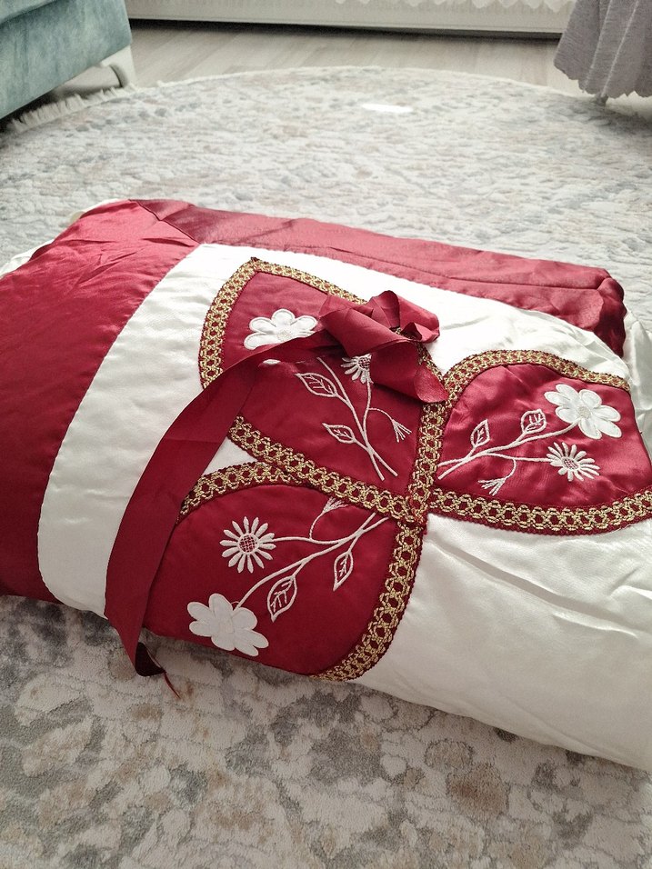 Bordo İşlemeli Parlak Yatak Örtüsü örtü 2 kırlent - Görsel 4