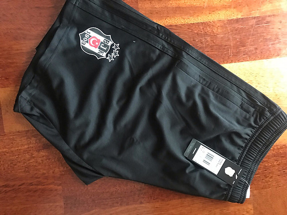 Beşiktaş logolu adidas şort
