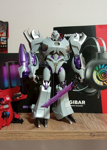 TFP Megatron (+ kırık Swerve)