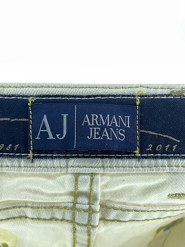 29 Beden beyaz Renk Armani Jean / Kot %70 İndirimli.