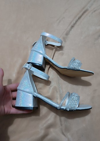 İnci Detaylı Gri Topuklu Kız Çocuk Ayakkabı - Görsel 2