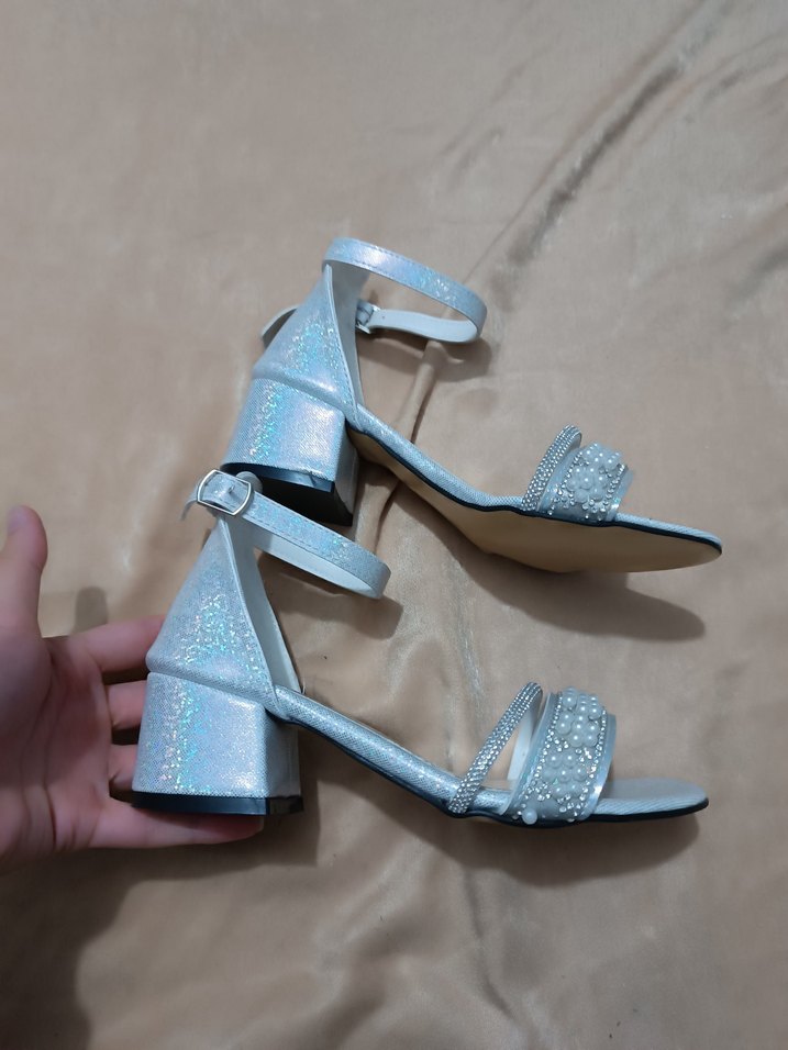 İnci Detaylı Gri Topuklu Kız Çocuk Ayakkabı - Görsel 2