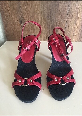 Guess Çok şık ayakkabı temizdir