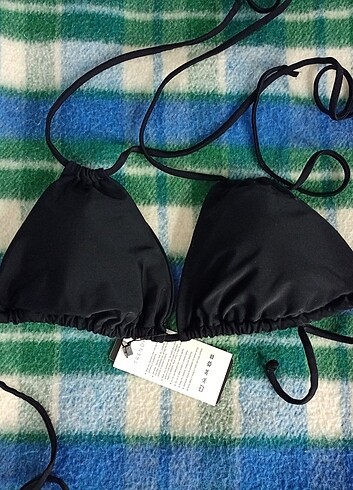 Siyah bağlamalı bikini üstü 