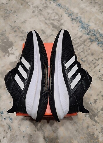 31 Beden Adidas erkek çocuk spor ayakkabı 