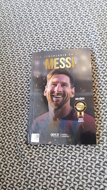 Messi kitap gece kitaplığı posterli