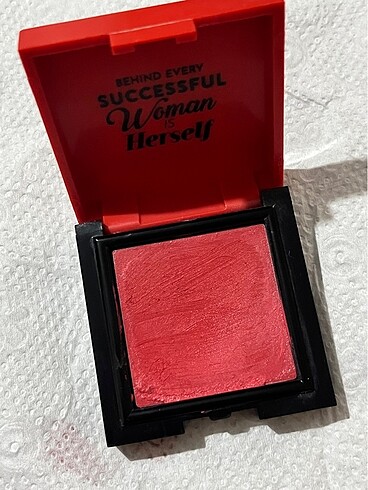 Pastel kırmızı krem allık