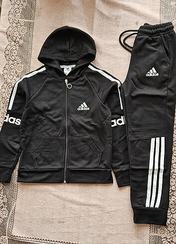 7 Yaş Beden siyah Renk Adidas model çocuk eşofman takım(7-8 yaş)