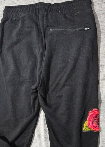 Criminal Damage Skinny Rose Printed Sweatpants in Black - Görsel 7