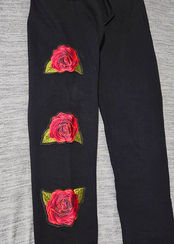 Criminal Damage Skinny Rose Printed Sweatpants in Black - Görsel 3
