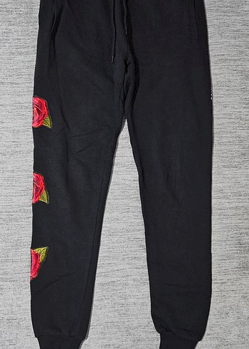 Criminal Damage Skinny Rose Printed Sweatpants in Black - Görsel 2