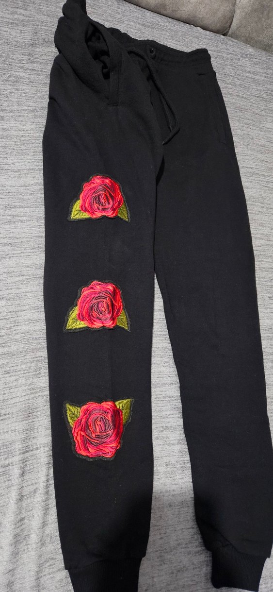 Criminal Damage Skinny Rose Printed Sweatpants in Black - Görsel 3