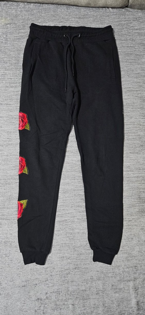 Criminal Damage Skinny Rose Printed Sweatpants in Black - Görsel 2
