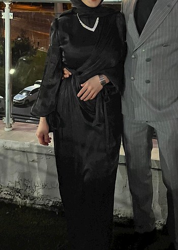 Siyah Saten Drapeli elbise - Görsel 4