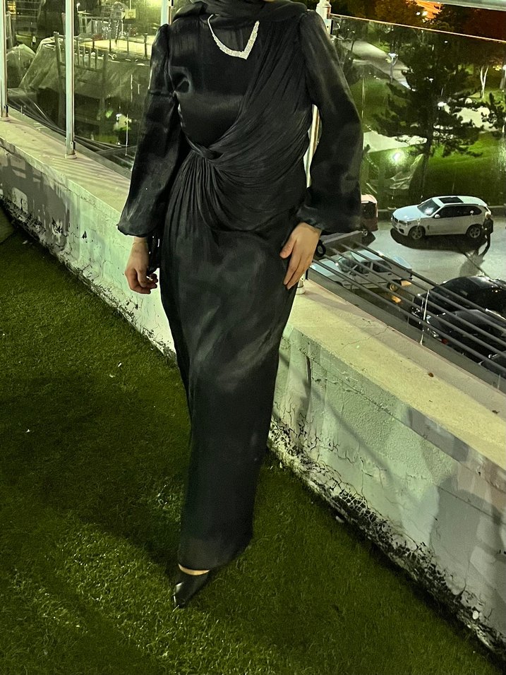 Siyah Saten Drapeli elbise - Görsel 3