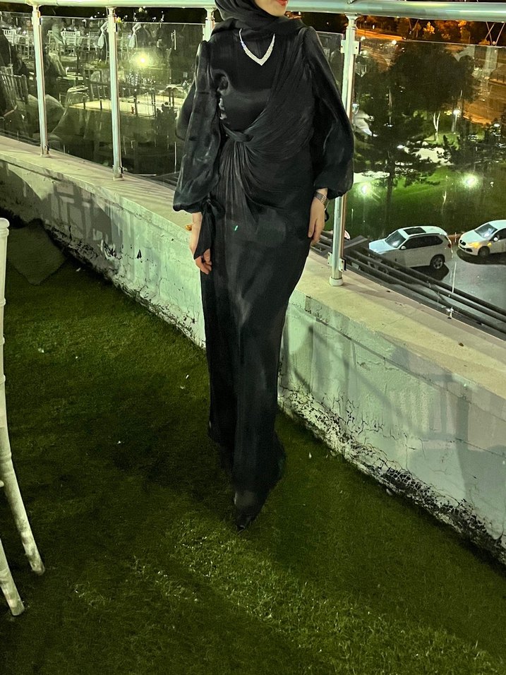 Siyah Saten Drapeli elbise - Görsel 2