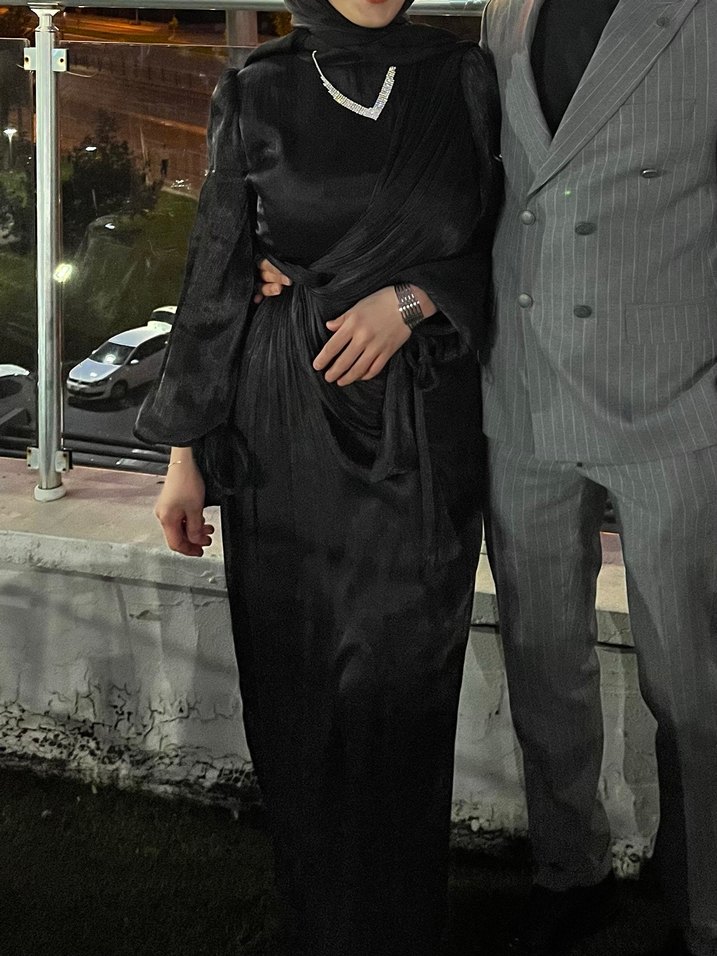 Siyah Saten Drapeli elbise - Görsel 4