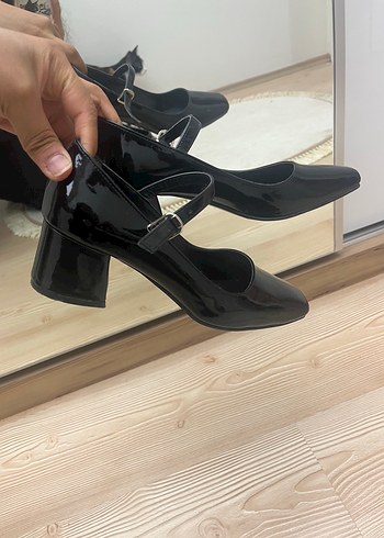 Siyah Rugan Tokalı Topuklu Klasik Kadın Ayakkabı