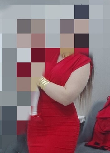 Kızmızı büzgülü elbise