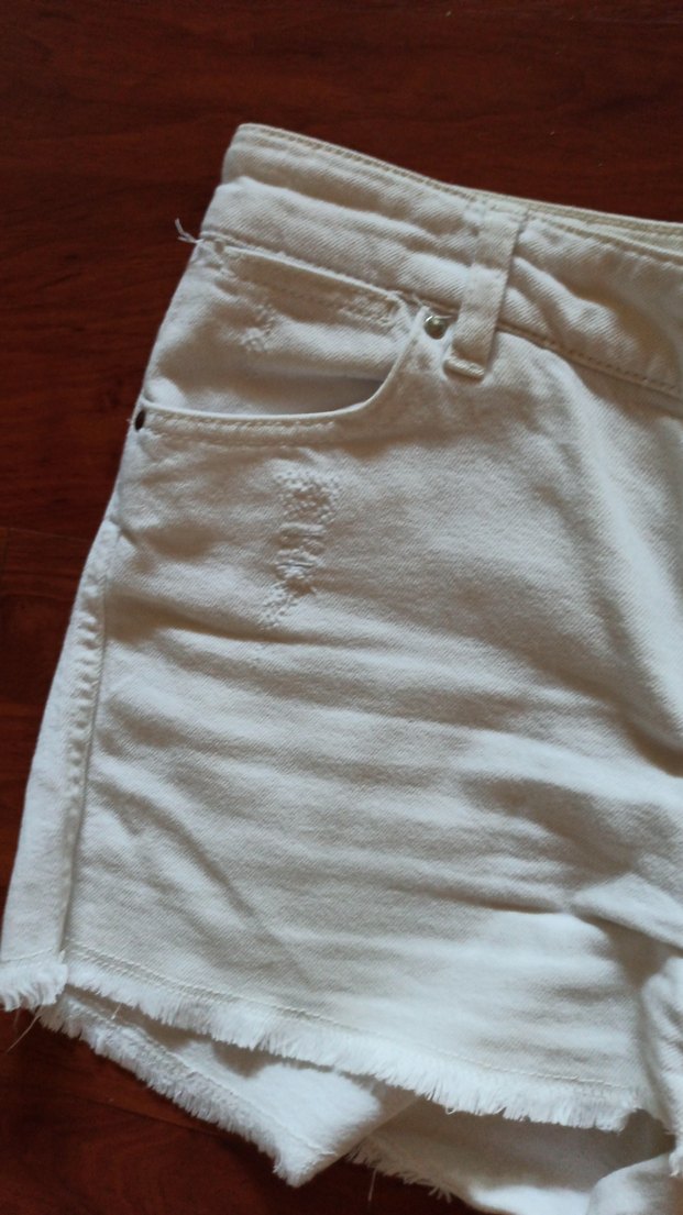 Düğmeli Beyaz Mini Kadın Şort - Görsel 3