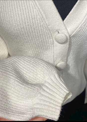 Düğmeli Beyaz V Yaka Kadın Hırka - Görsel 2