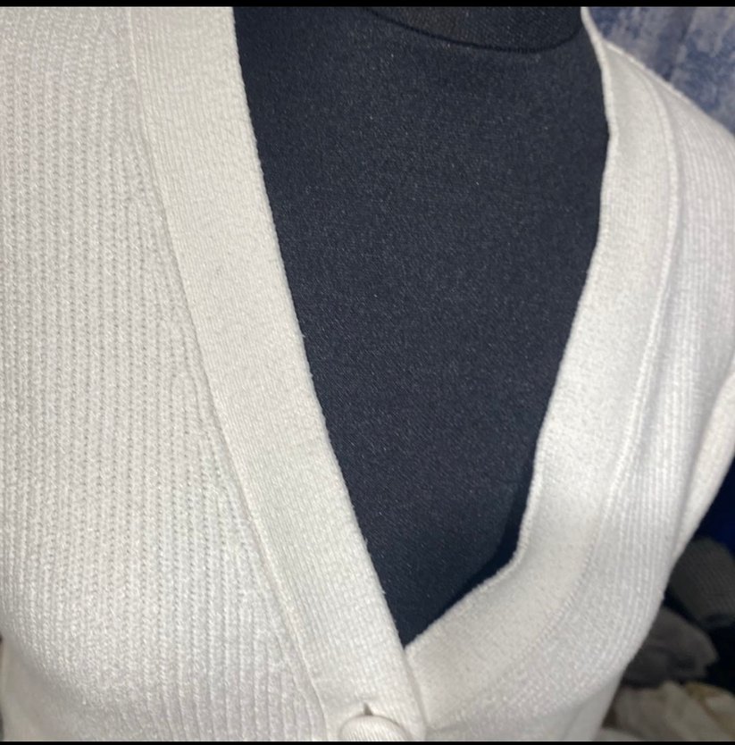 Düğmeli Beyaz V Yaka Kadın Hırka - Görsel 3