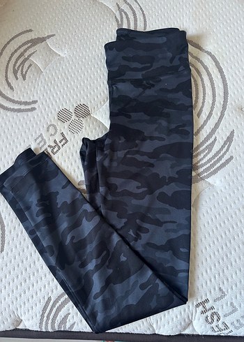 Kadın Gri Kamuflaj Desenli Spor Tayt