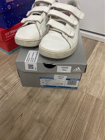 32 Beden beyaz Renk Adidas spor ayakkabı