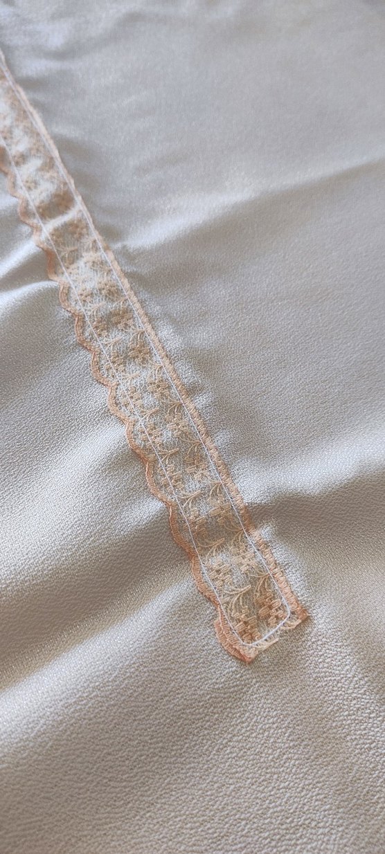 Nakışlı Parlak Beyaz Masa Örtüsü - Görsel 3