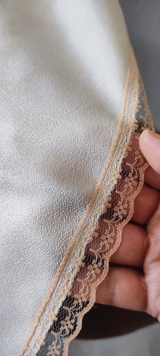 Nakışlı Parlak Beyaz Masa Örtüsü - Görsel 4