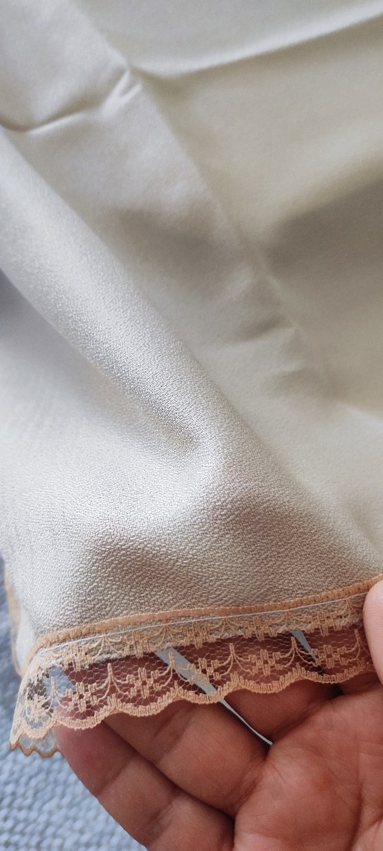 Nakışlı Parlak Beyaz Masa Örtüsü - Görsel 2