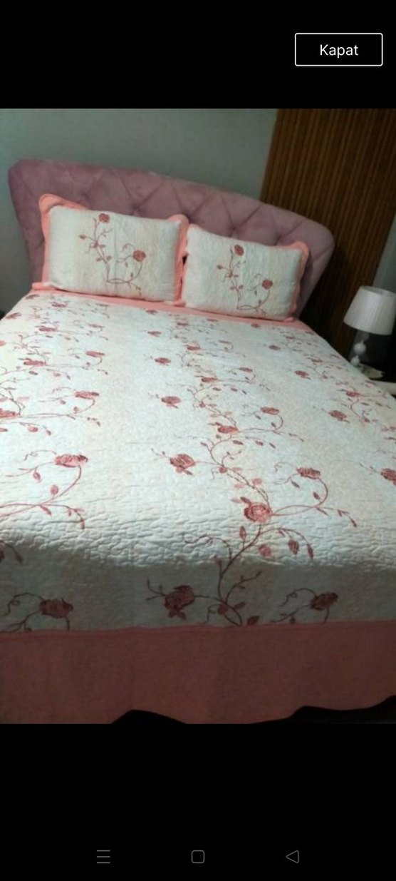 Pembe İşlemeli Yatak Örtüsü - Görsel 2