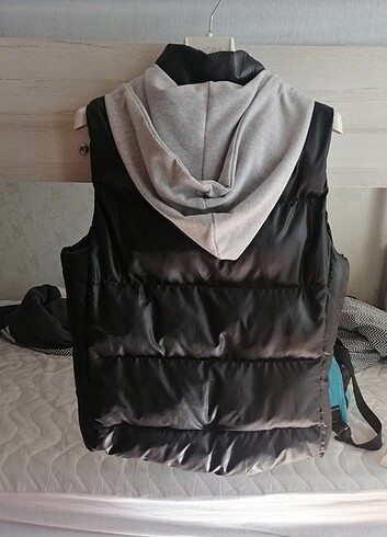 Siyah şişme mont kapüşonlu  - Görsel 2