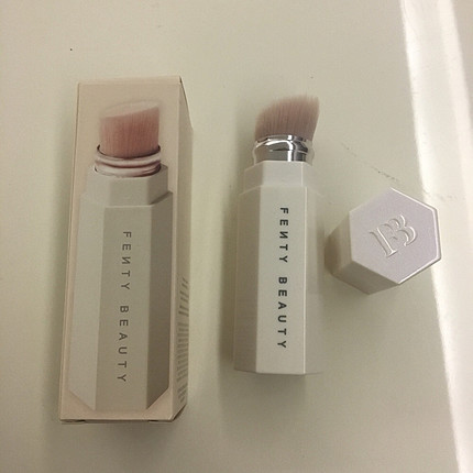 Fenty Portable Highlighter Brush 