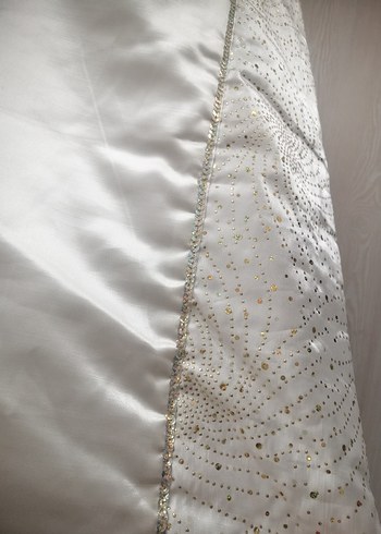 Beyaz İşlemeli Parlak Yatak Örtüsü - Görsel 4