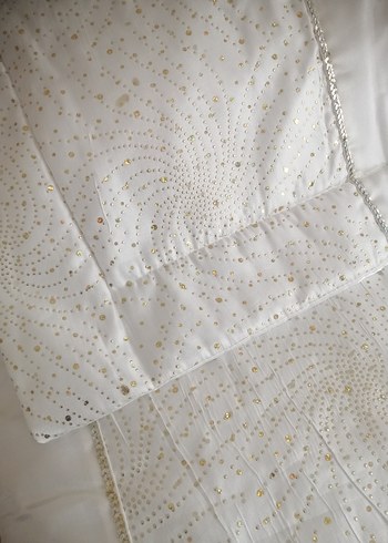 Beyaz İşlemeli Parlak Yatak Örtüsü - Görsel 3