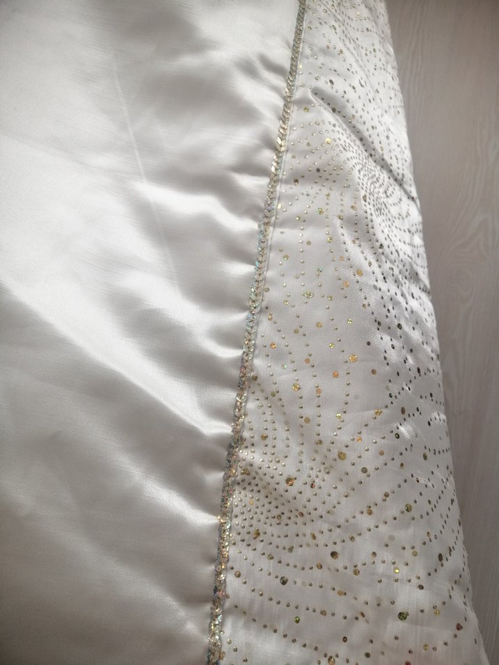 Beyaz İşlemeli Parlak Yatak Örtüsü - Görsel 4