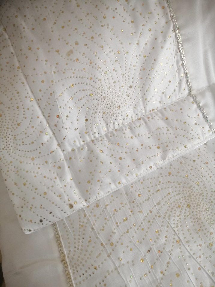 Beyaz İşlemeli Parlak Yatak Örtüsü - Görsel 3