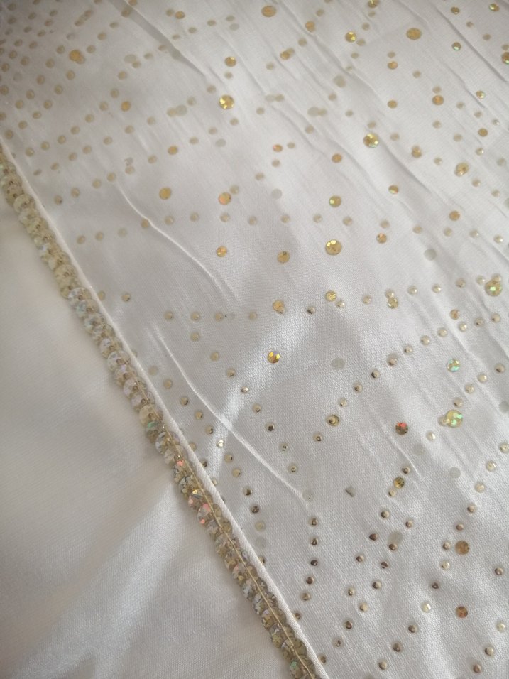 Beyaz İşlemeli Parlak Yatak Örtüsü - Görsel 2